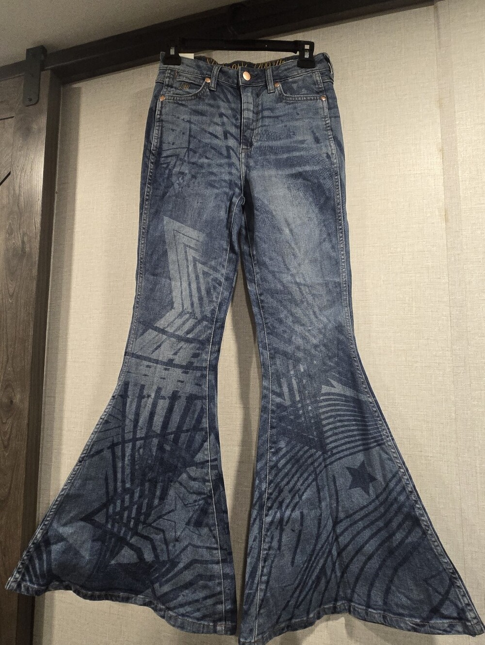 Wrangler x Lainey Wilson Bell Bottom Jeans Size 26x32 Western Graphic Flare-NWT - Picture 3 of 13